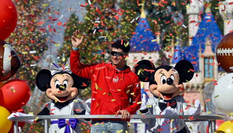 Patrick Mahomes, QB de los Chiefs y la NFL en Disneyland