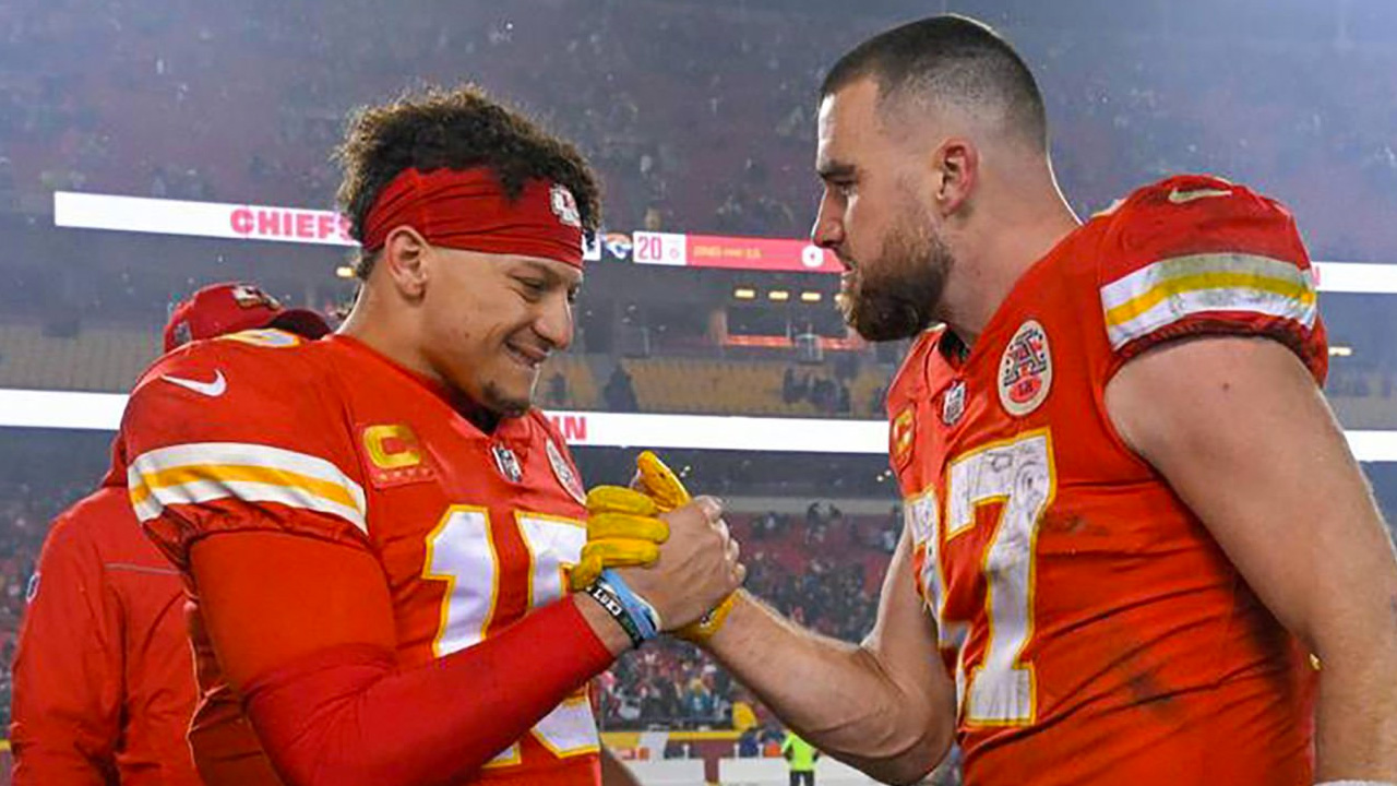 QB Patrick Mahomes (derecha), y TE Travis Kelce (izquierda), Kansas City Chiefs