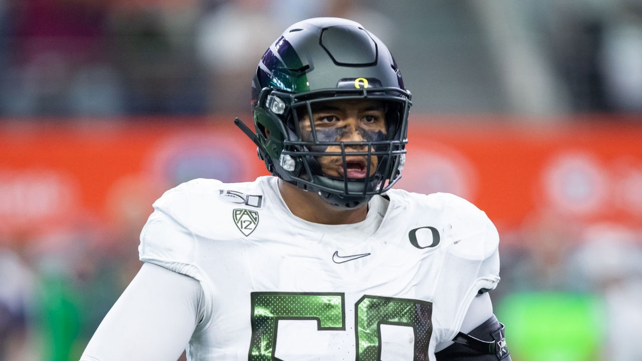 OT Penei Sewell, de Detroit, con la Universidad de Oregon.