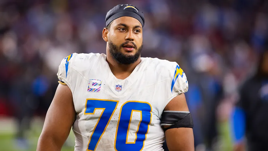 Rashawn Slater sale lesionado y se encienden las alarmas en los Chargers