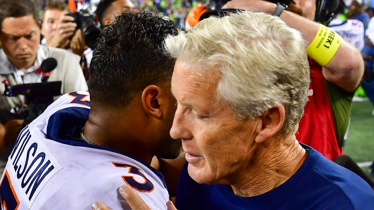 HC Pete Carroll (derecha), Seattle Seahawks, saluda al QB Russell Wilson (izquierda), Denver Broncos