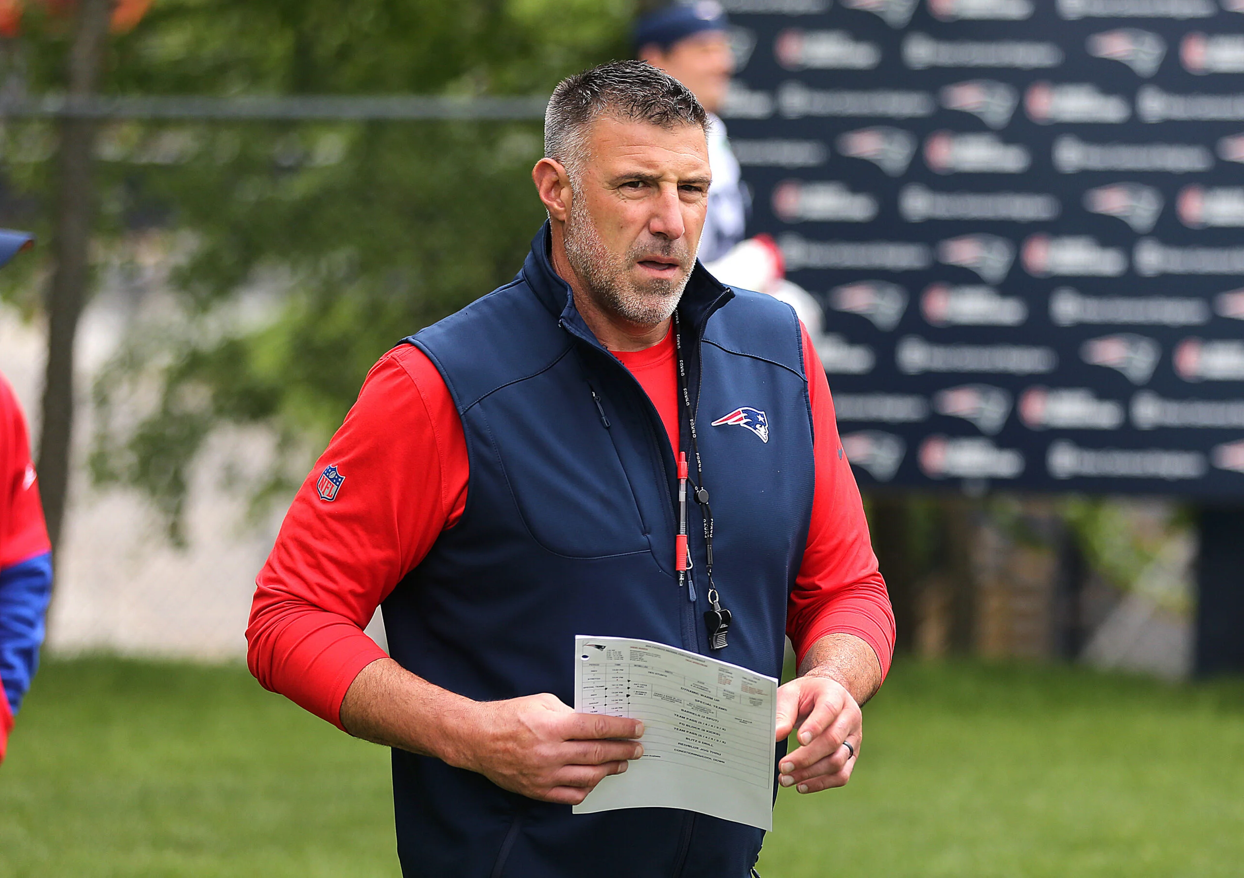 Mike Vrabel termina golpeado tras pelea en práctica entre Patriots y Commanders