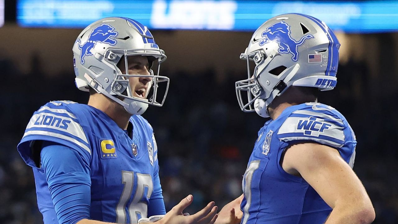 QB Jared Goff (izquierda) y TE Sam LaPorta (derecha), Detroit Lions