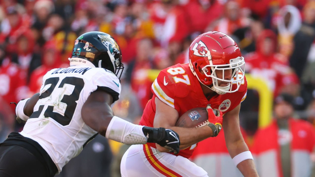 TE Travis Kelce, Kansas City Chiefs; y LB Foyesade Oluokun, Jacksonville Jaguars