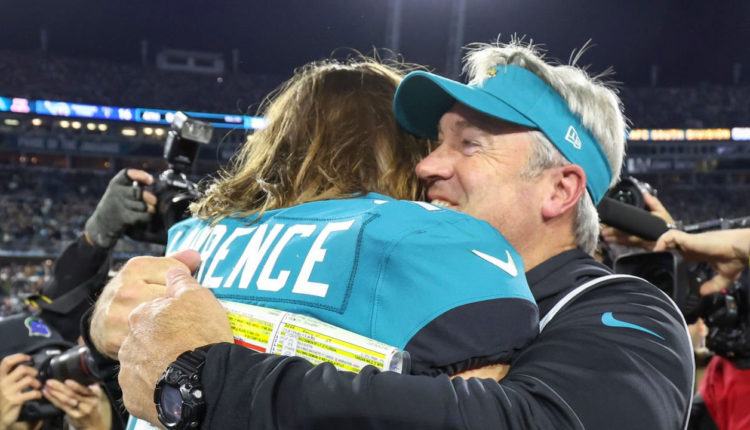 Trevor Lawrence y Doug Pederson, QB y HC de los Jaguars.