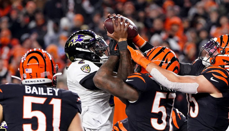 Tyler Huntley poco antes del fumble de 98 yardas contra Bengals