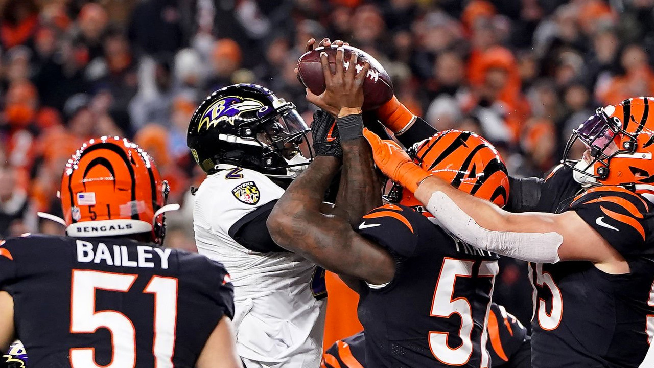 Tyler Huntley poco antes del fumble de 98 yardas contra Bengals